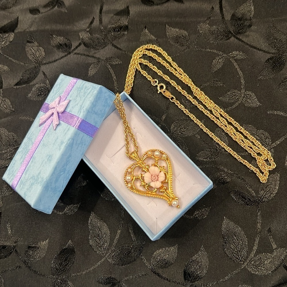 Avon VTG Goldtone Heart Pendant with Pink Porcelain Rose Center and Faux…